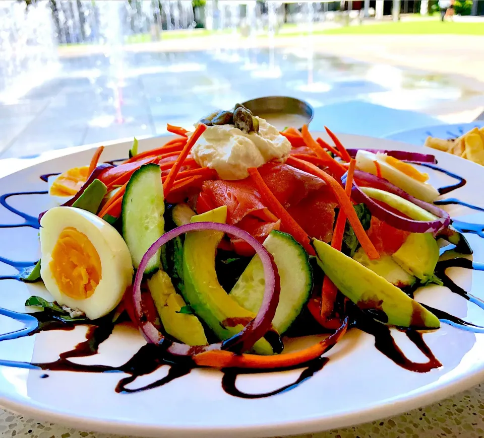 Snapdishの料理写真:Salmon and Avocado salad|Stefan Labuschagneさん