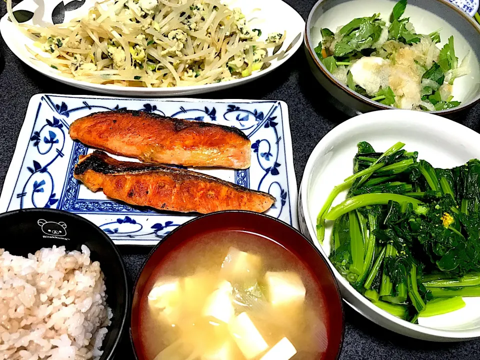 もち麦飯、自家製ミツバとモヤシのマリネ、菜の花の菜っ葉おひたし、魚、昨日の餃子の具とモヤシ炒め、豆腐ネギ味噌汁|ms903さん