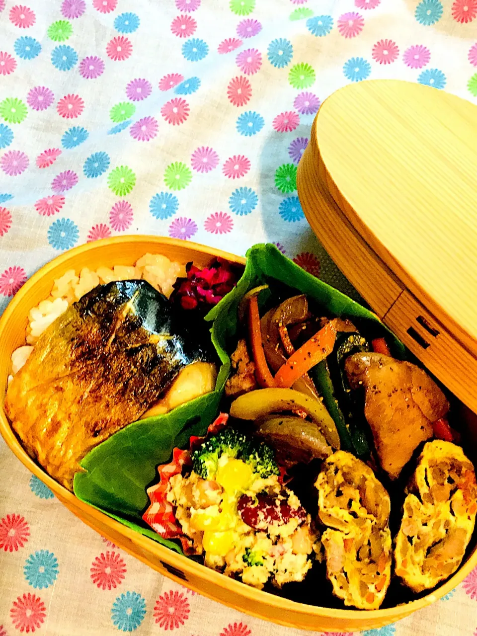 4/10 今日のお弁当♪
・鶏肝のバター焼き 
・お豆とおからの豆サラダ
・金平ごぼう入り玉子焼き
・焼き塩鯖
・いつもの麦ご飯|かっぴーさん