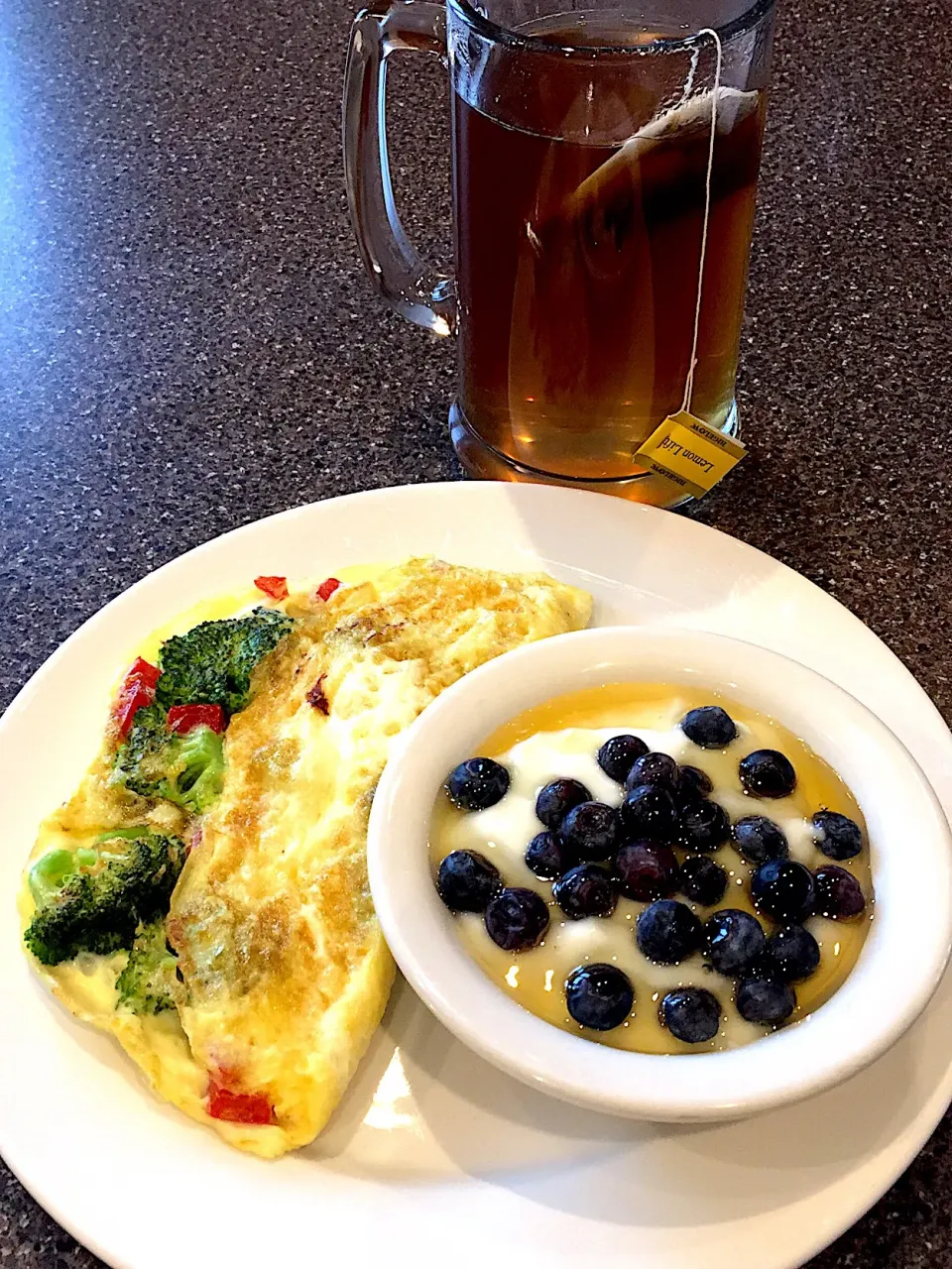 Fit breakfast
Veggie omelette, greek yogurt and blueberries|FitMomDoc19さん