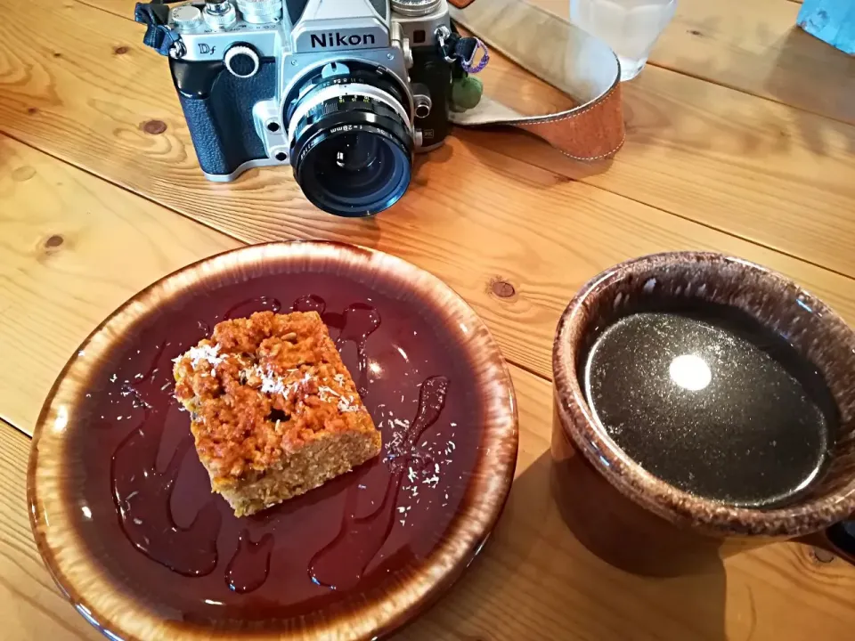 フレンチプレスで抽出したコーヒーと
キャロットココナッツケーキ🍰|深夜特急fさん