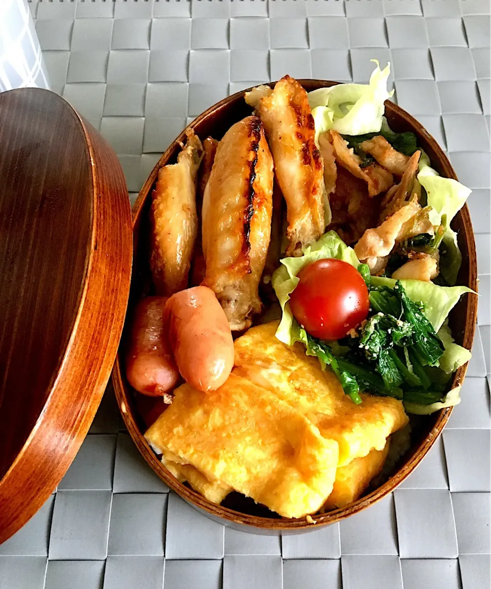 本日の旦那弁当は手羽中と豚肉の青葉炒め
 #曲げわっぱ弁当  #大人弁当 #手羽先 #ボリューム感第一 #毎回似てる？|Emi N Maruyamaさん