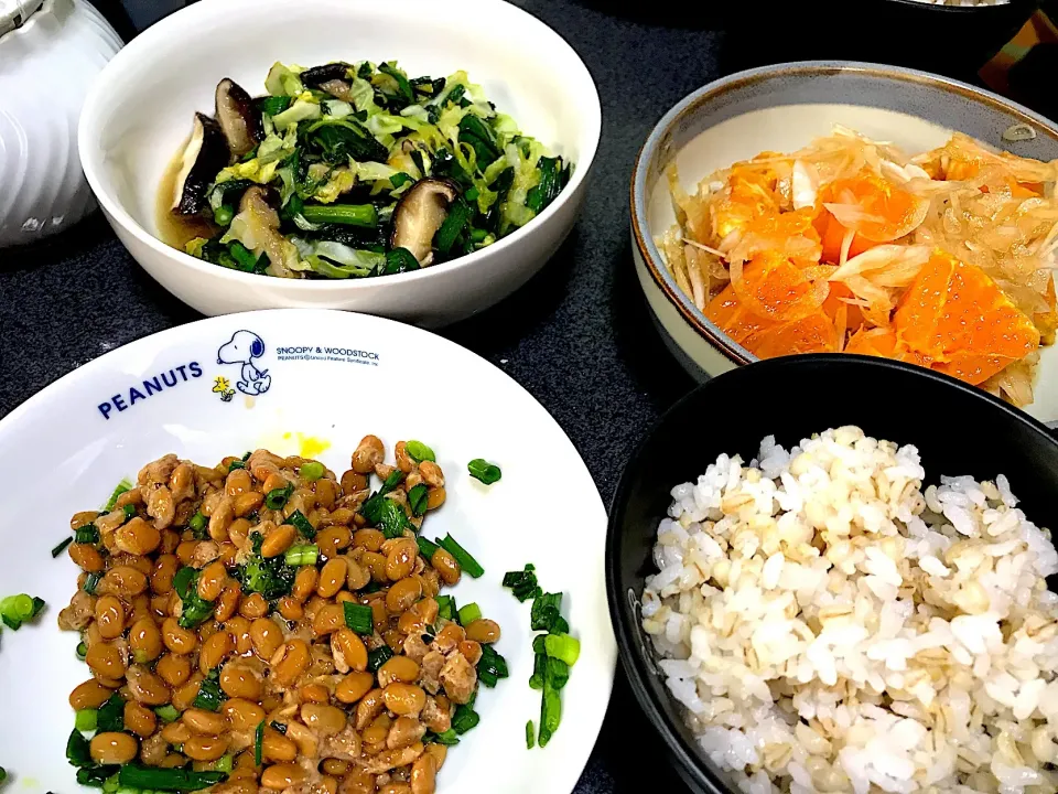 Snapdishの料理写真:もち麦飯、お茶、納豆、椎茸キャベツ菜の花炒め、新玉ねぎオレンジマリネ|ms903さん