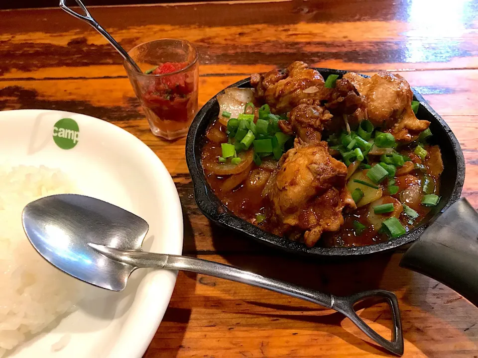 骨付きチキンと小ネギのマウンテン盛りカレー|マハロ菊池さん