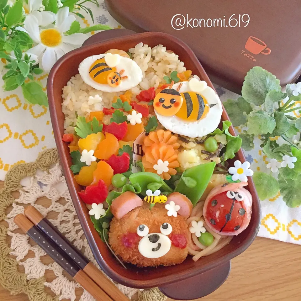 Snapdishの料理写真:ハチさんとお花畑のエビピラフ弁当🌷🌷|@konomi.619さん