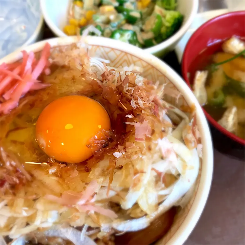 オニサラ牛丼 味噌汁 たまご オクラサラダ|米さん