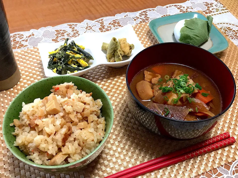 たけのこご飯と豚汁定食🍀わらびといたどりの煮物も添えて🌸

#春ご飯#おうちごはん#和食#わらび#たけのこ#いたどり#豚汁|makoさん