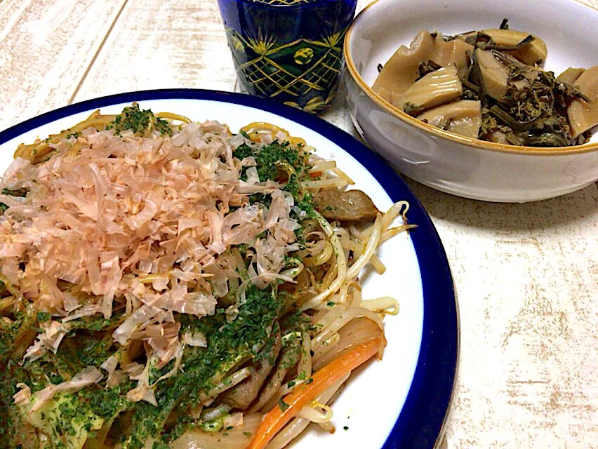 テニス前の今日の男飯(๑>◡<๑)黒はんぺん麺太焼きそばと春らしいタケノコとワラビの煮付け♫|ひーちゃんさん