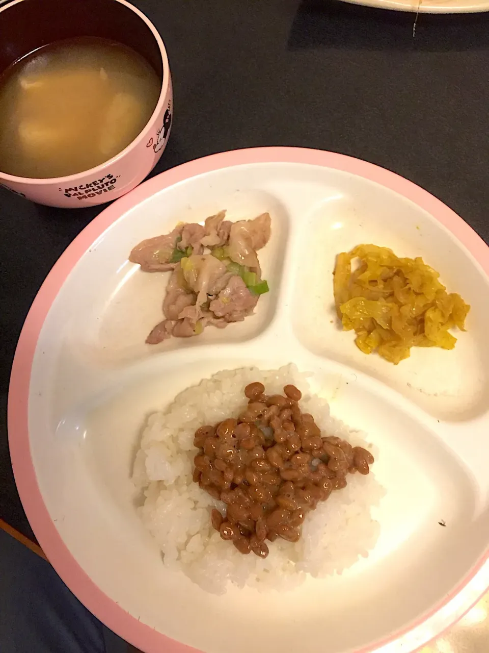 Snapdishの料理写真:幼児食 夜
・納豆ごはん
・豚のネギ塩生姜焼き
・キャベツのカレー炒め
・大根と油揚げのお味噌汁
・りんご|ぺろたんさん