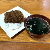 Snapdishの料理写真:キーマカレーとわかめスープ|ラー山さん