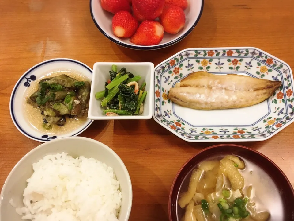 Snapdishの料理写真:4/10 夕飯♪ 鯵一夜干し 茄子煮物 ほうれん草とカニカマの胡麻和え キャベツと油揚げの味噌汁 いちご|ikukoさん