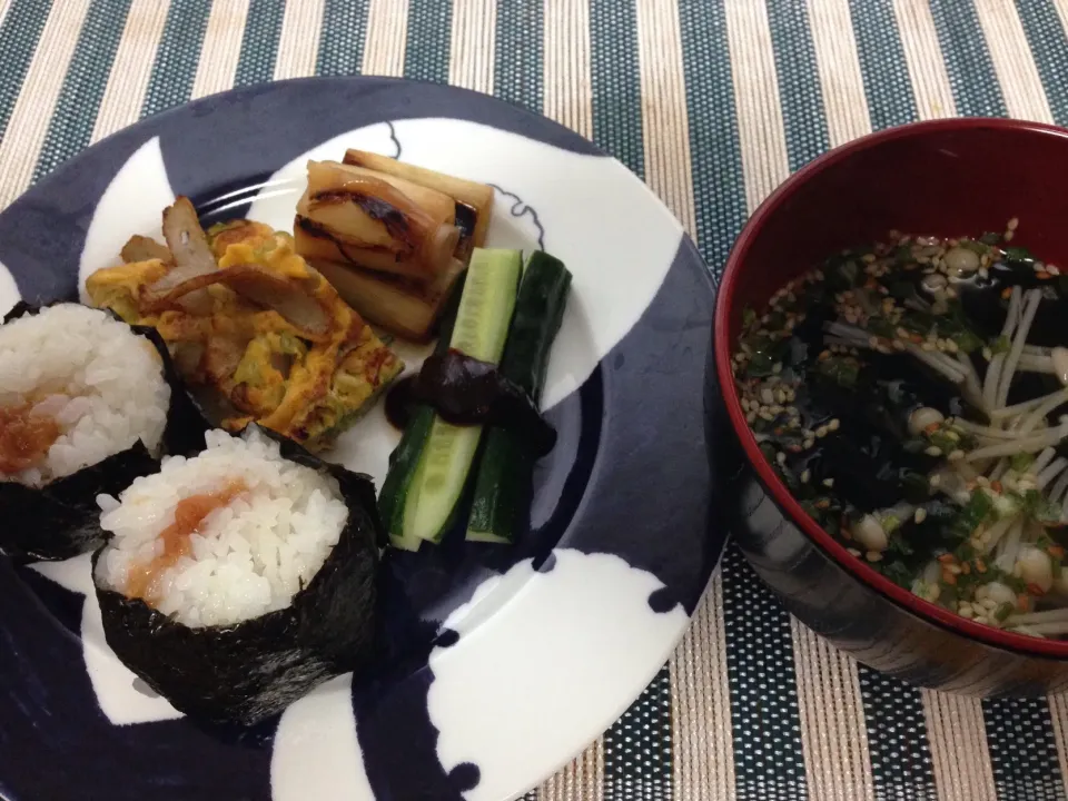 今日はおにぎりの朝ごはん♪とわかめスープ|*なおみん*さん