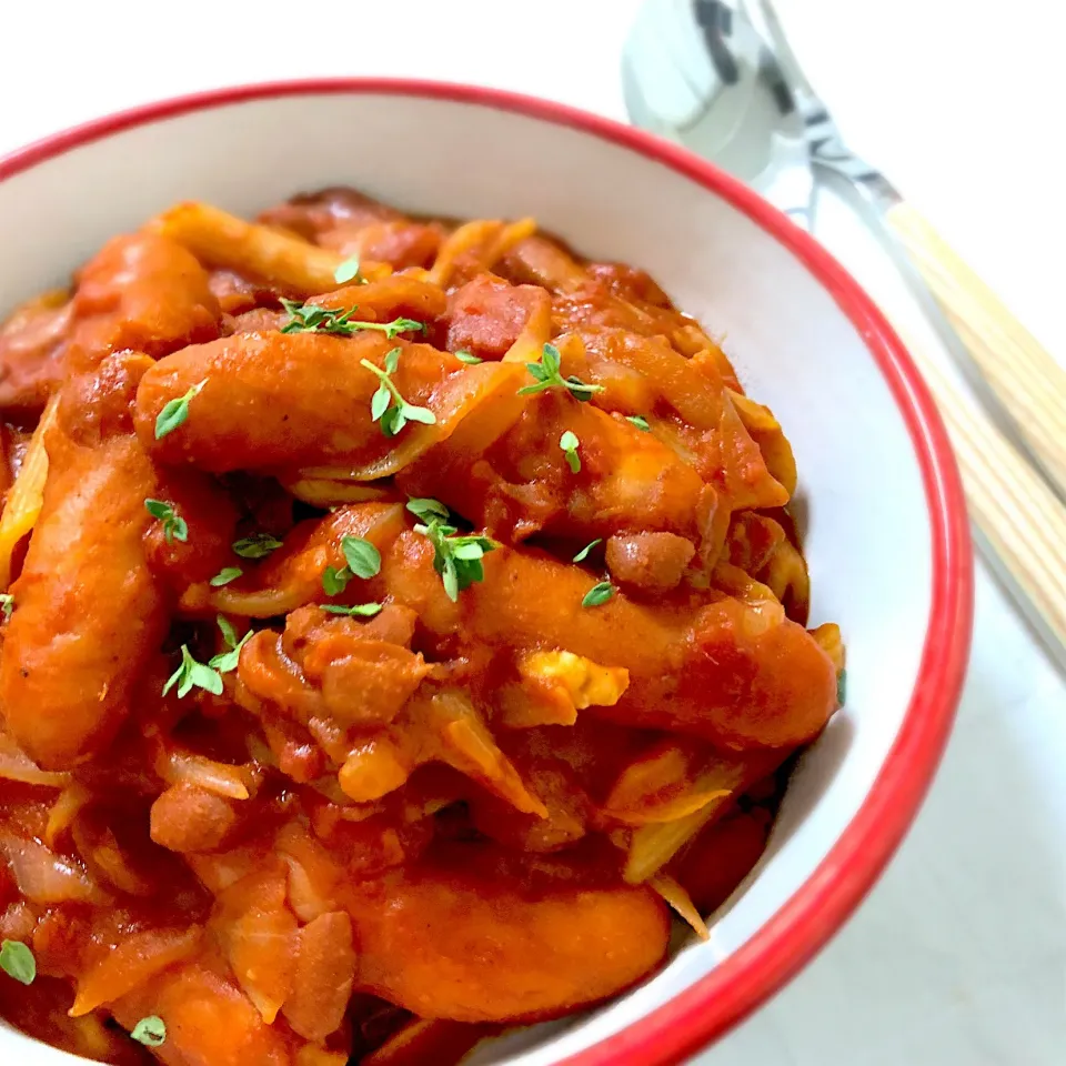 ソーセージとチリビーンズのトマト煮込み🍅
 #食物繊維 #チリビーンズ#ソーセージ#ふるさと納税#都農町#尾鈴豚#ショートパスタ#ペンネ#トマト煮込み|あしゃぱんさん