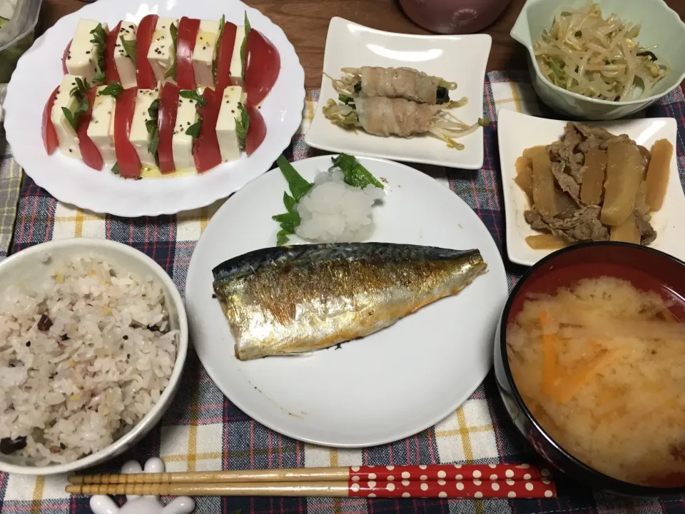 ＊鯖の塩焼き ＊トマトと豆腐、大葉のカプレーゼ ＊もやしの肉巻き ＊ナムル ＊牛肉と大根の韓国風煮 ＊雑穀米 ＊大根と人参のみそ汁|みきゃこさん