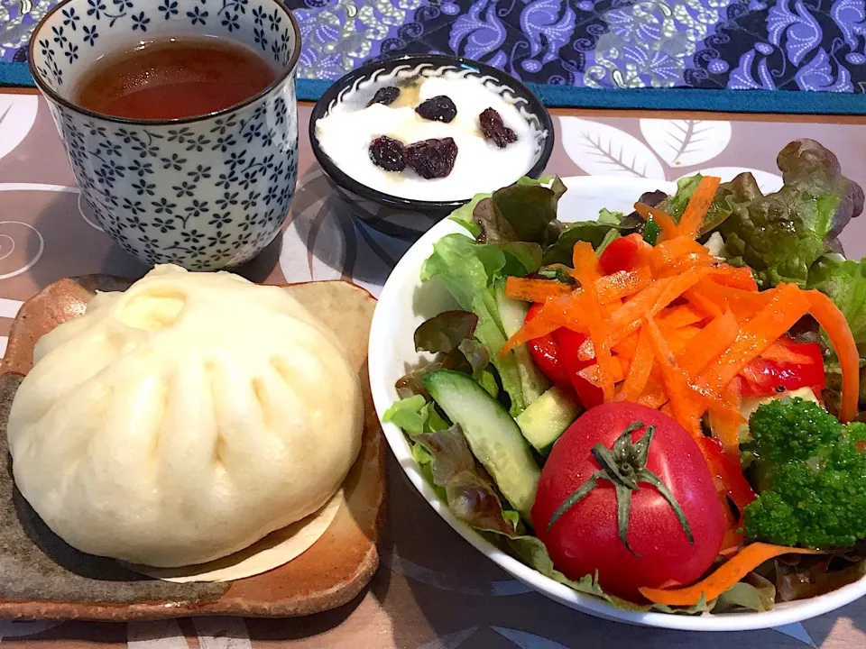 朝ごはん
肉まん（皇蘭）、サラダ（サニーレタス、きゅうり、パプリカ、人参、ブロッコリー、トマト）、レーズン添えヨーグルト、健康茶|かよちゃんさん