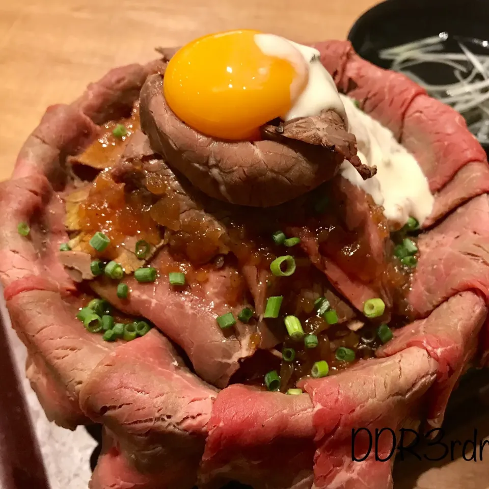 Snapdishの料理写真:ライブフードマーケットでローストビーフ丼|ddr3rdmixさん