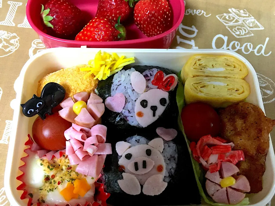 顔出しおにぎり弁当
 #キャラ弁  #学童弁当  #俵おにぎり #顔出し#ブタ#うさぎ#おにぎり#お弁当最後|こむぎさん