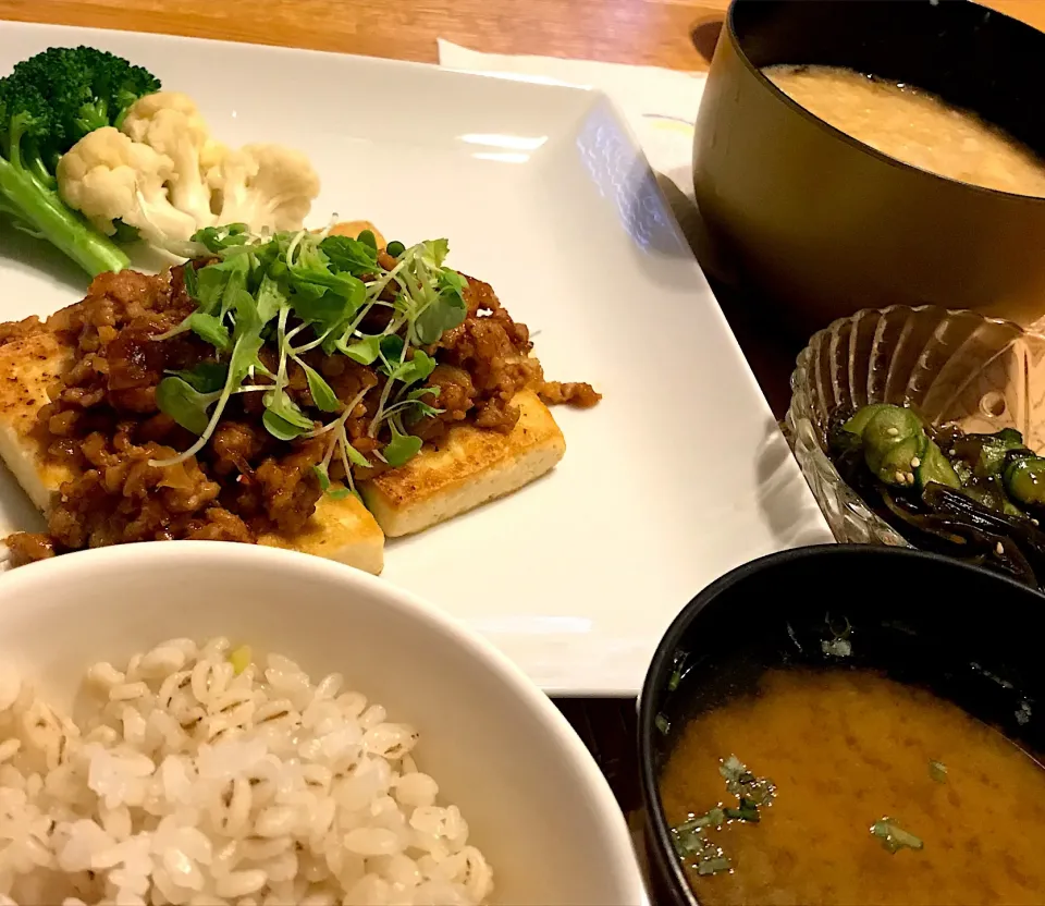 Snapdishの料理写真:・豆腐ステーキひき肉あんかけ
・とろろ・キュウリとワカメの酢の物|mashamiさん