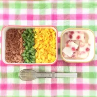 三色そぼろ弁当＆いちご牛乳かん🍓|⑅ まめ子 ⑅さん