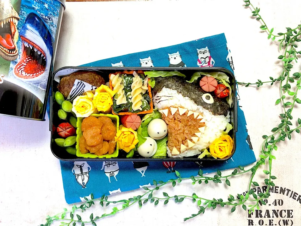 ジョーズ弁当🦈|あきとんとんさん