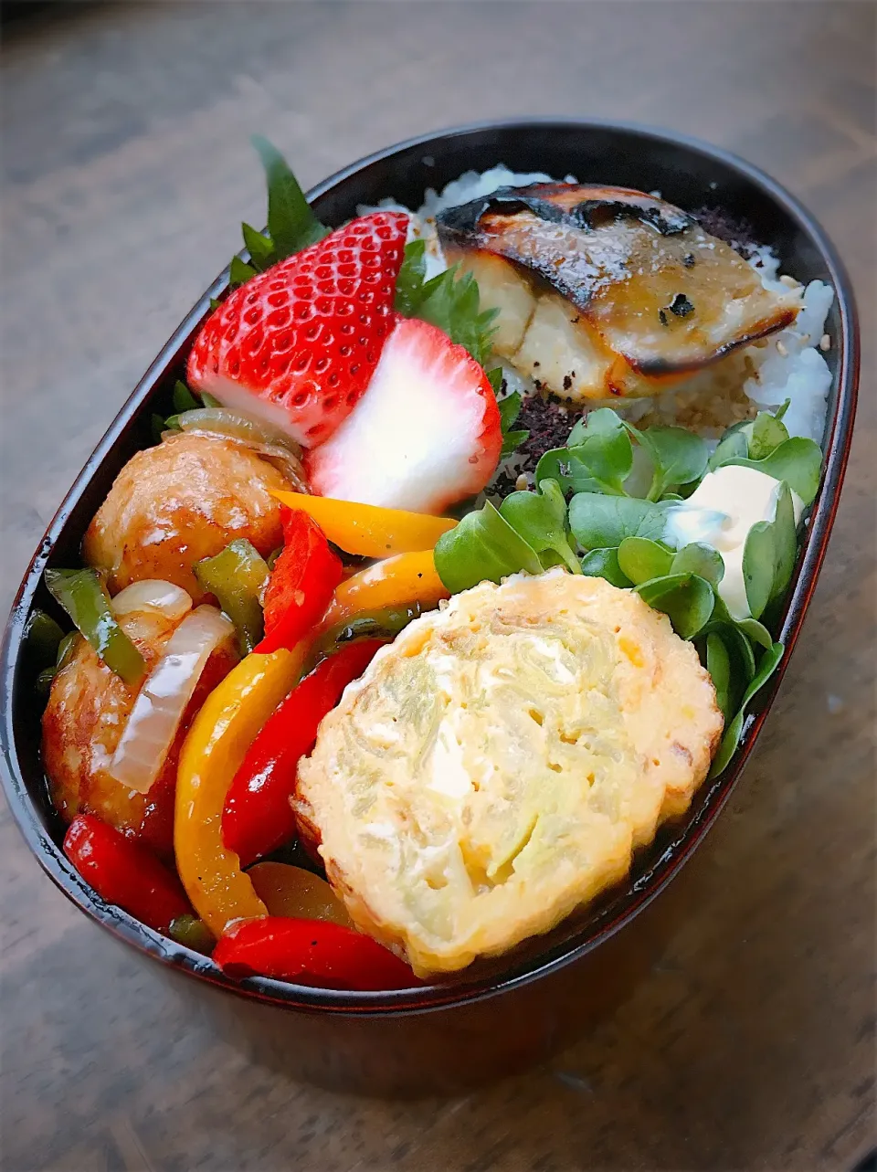 今日のお弁当
・鯖西京漬
・鶏肉団子の甘酢炒め
・春キャベツの出汁巻|akiさん