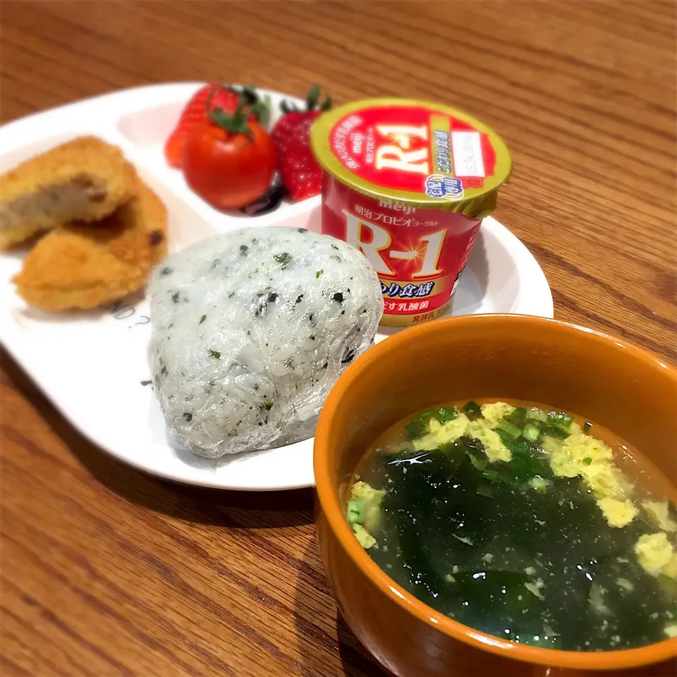 チャチャっと朝ごはんとわかめスープ🥣|sakyu☆さん