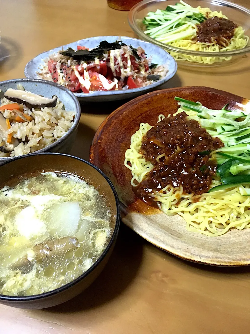 昨日の晩御飯((´艸｀*))
ジャージャー麺
トマト🍅おかかサラダ
かしわご飯→これが地元メシ´◡`‼️
お弁当用にとりもも肉茹でた汁を使った卵スープ|さくたえさん