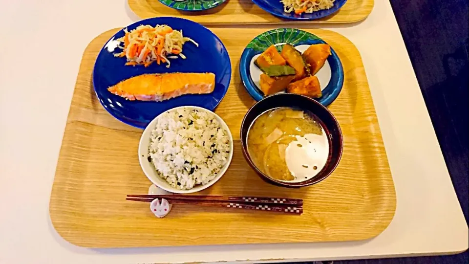 今日の夕食 焼き鮭、切り干し大根の煮物、かぼちゃの塩麹煮、わかめご飯、玉ねぎとベーコンの味噌汁|pinknari🐰🌈さん