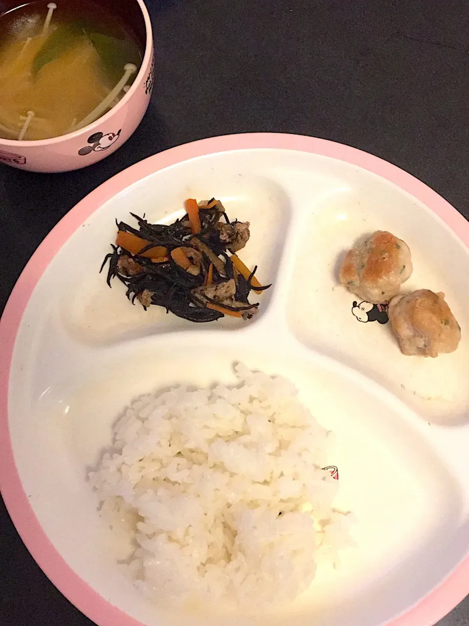 幼児食 夜
・ごはん
・塩ダレ青じそつくね
・ひじきの煮物
・えのきとワカメのお味噌汁
・りんご|ぺろたんさん