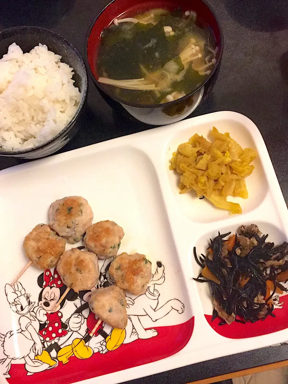 塩ダレ青じそつくね & キャベツのカレー炒め & ひじきの煮物 & えのきとワカメのお味噌汁|ぺろたんさん