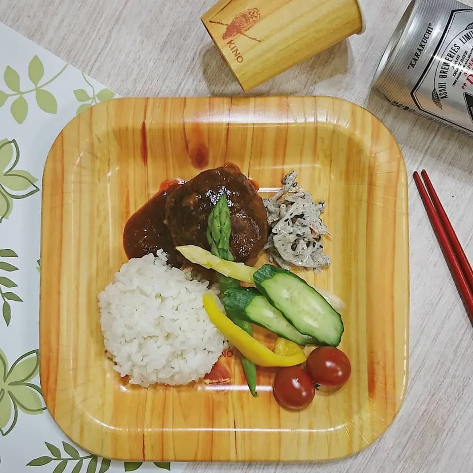 昨日の晩ごはん🍽️
スーパーで見つけた"かみのうつわ" "kino paper tray square"
一目惚れ～😵💘⤴️
紙コップ も一緒に😆⤴️
アウトドアの前にお試し～💕
このプレートが使いたくハンバーグにしてみました💕⤴️
紙なので、ハンバーグは少し小さめの丸っぽくしてみました😋⤴️
アウトドアが楽しみ～❣️|みひゃるさん