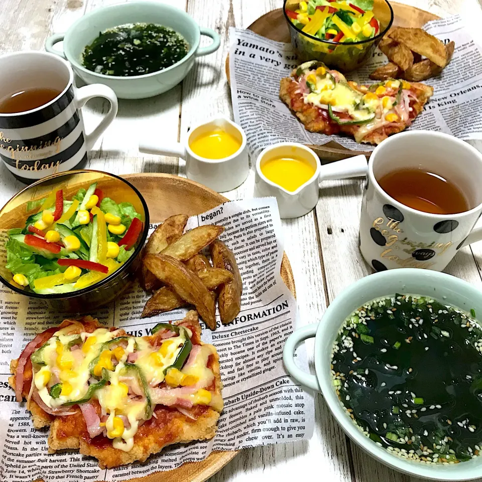 『今日はCIZZA風鶏肉のピザと♪わかめスープ』 ピザ生地の代わりに、鶏胸肉を揚げた物に具をトッピングしています🍕 #鶏肉のピザ #わかめスープ|ゆかり☺︎❤︎（ @pyon63yukari ）さん