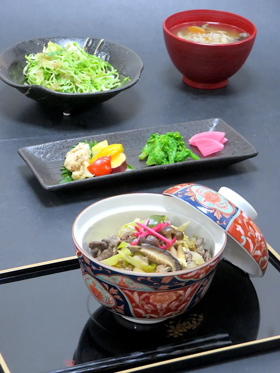 4月10日
今晩は、牛丼、ぎゅうぎゅう焼き、菜の花胡麻和え、赤かぶ漬け、春キャベツサラダ、そば米汁|akazawa3さん