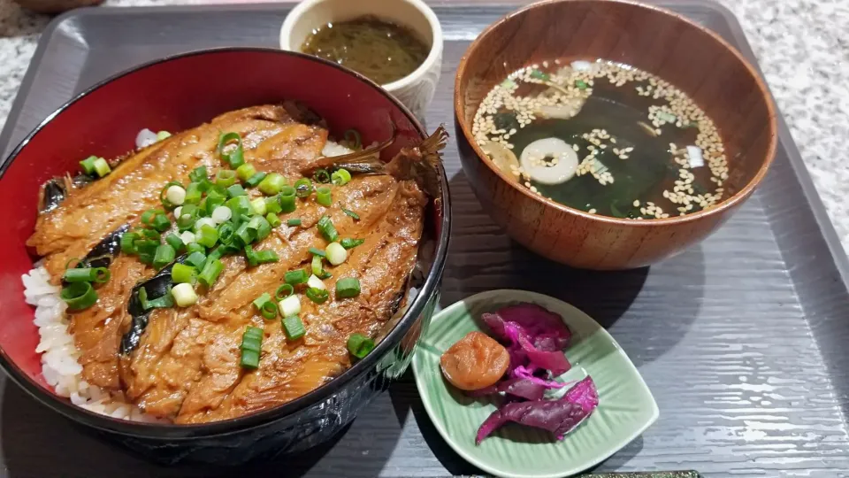 鰯の蒲焼き丼
わかめスープ
もずく
香物|あぁちゃんさん