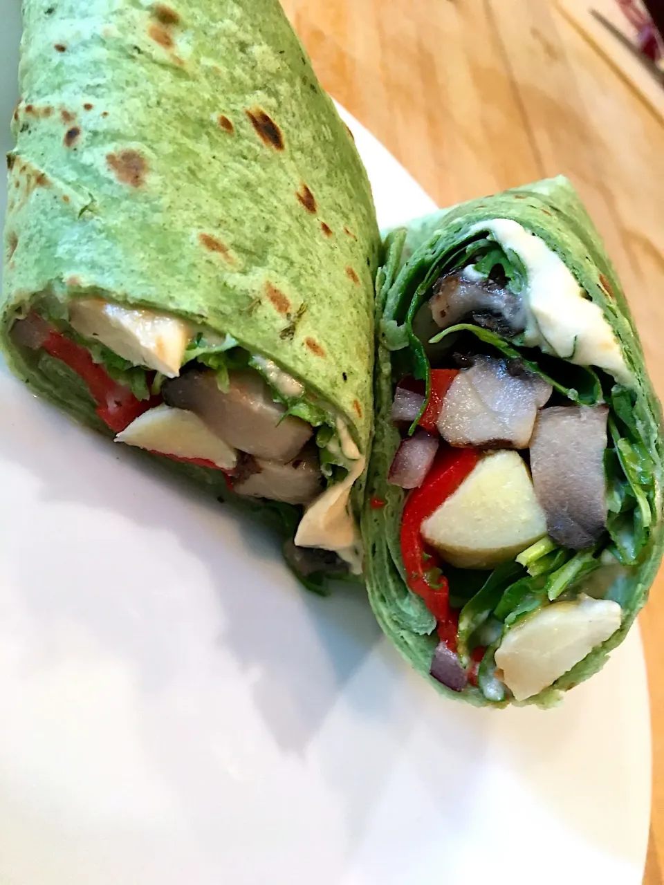 I just made this super healthy, yummy wrap after working out... and you know what??? I STILL want French fries 😂|emilyDeSantoさん