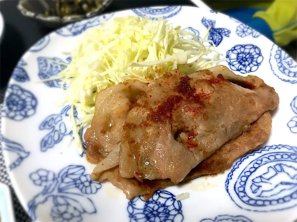 豚の生姜焼き。千切りキャベツをお肉で巻いて食べました。|yukiさん