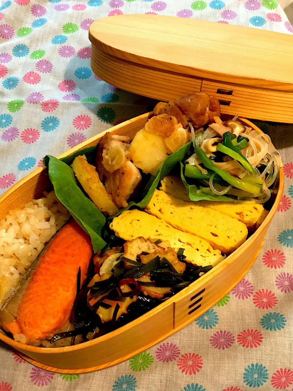 4/12  今日のお弁当♪
・麦入り生姜おこわ
・鶏と新じゃがのにんにくバター醤油
・切り昆布と竹輪のキンピラ風
・玉子焼き
・細ねぎと春雨の花椒酢
・焼き紅鮭|かっぴーさん