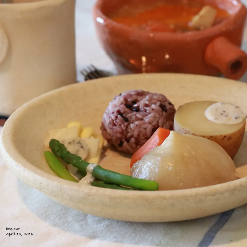 Snapdishの料理写真:新じゃが芋、玉ねぎ人参の塩煮🥔と、かぼちゃとデーツのサブジのスープ🥄|yasuko murakamiさん