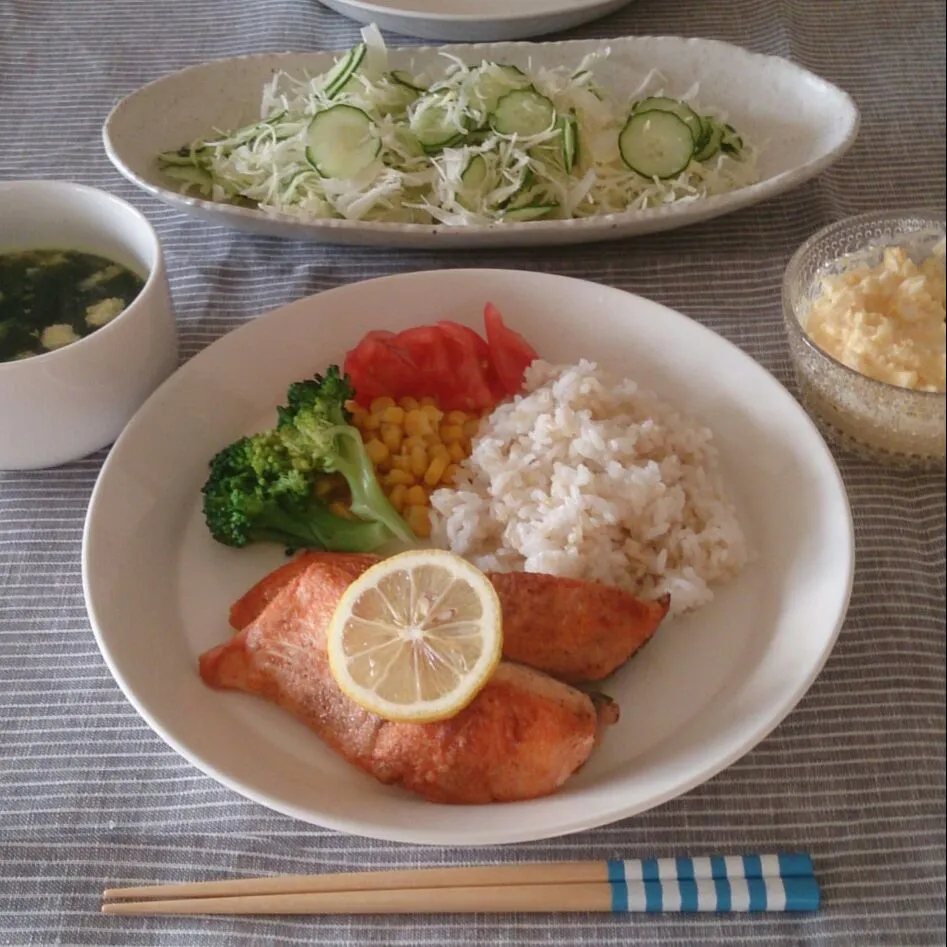 今日はわかめスープとサーモンのムニエル❁|takakoさん