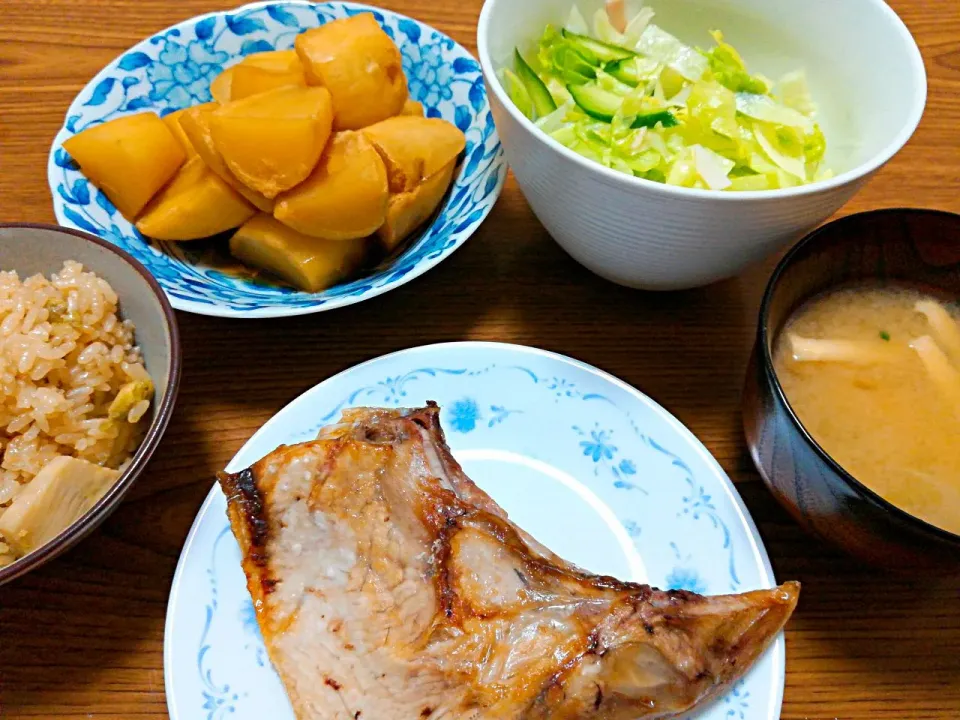 ・ぶりかま
・じゃがいもの煮っころがし
・サラダ
・そら豆筍ご飯
・白葱の味噌汁|ようかんさん