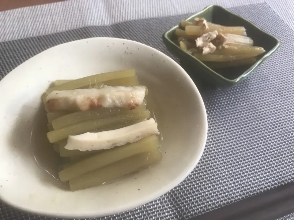 Snapdishの料理写真:Simmered  tube‐shaped fish paste cake&butterbur🌱ちくわとふきの煮物|🌈Ami🍻さん