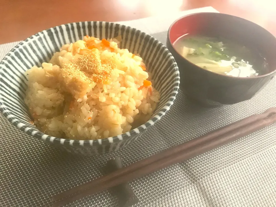 Snapdishの料理写真:Steamed rice w/bamboo shoots&carrot🎍筍ごはん Miso soup♨️春菊とえのきのお味噌汁|🌈Ami🍻さん