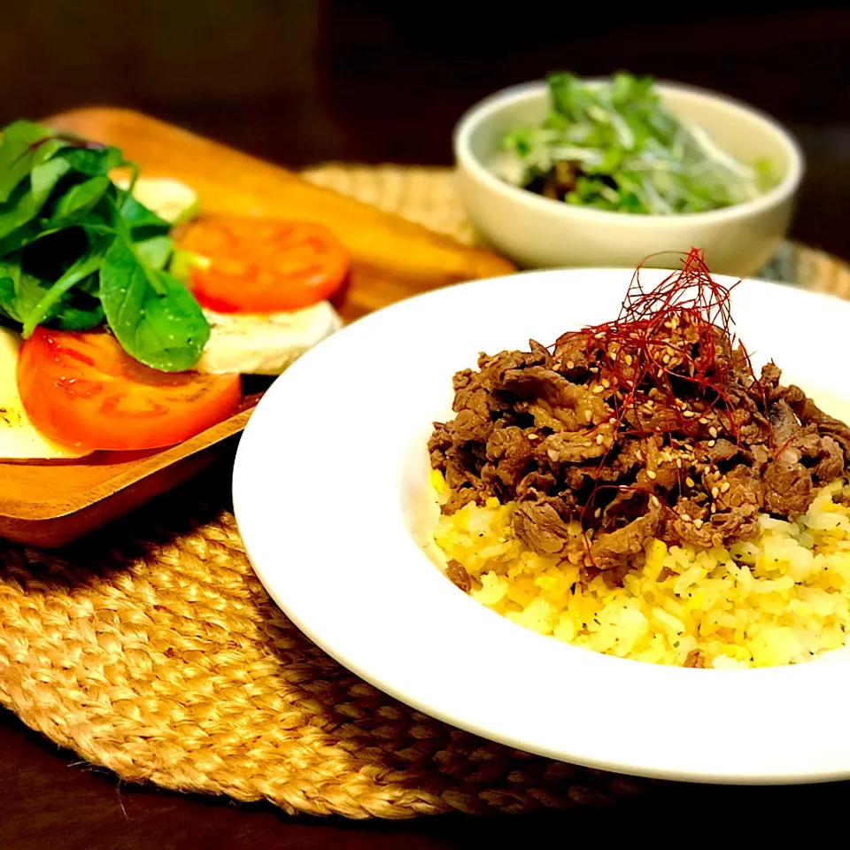 Snapdishの料理写真:焼肉チャーハン、カプレーゼ風サラダ、オクラとひじきのサラダのブロッコリースプラウトのせ|恭子さん