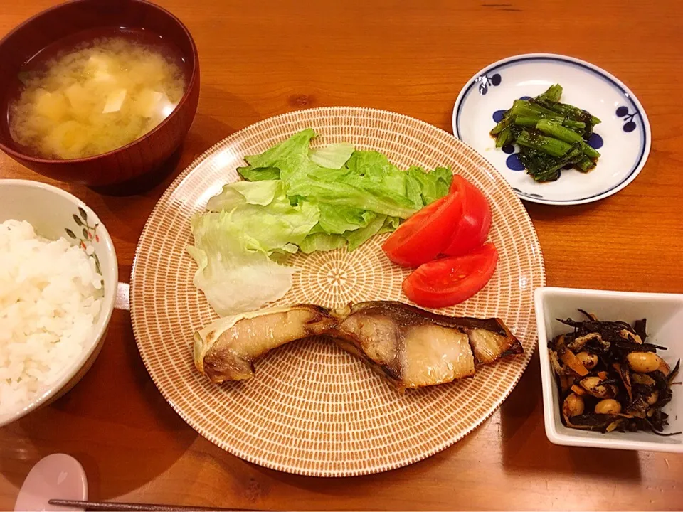 4/12 夕飯♪ ぶり醤油漬け 小松菜海苔佃煮和え ひじきと大豆の煮物 味噌汁|ikukoさん