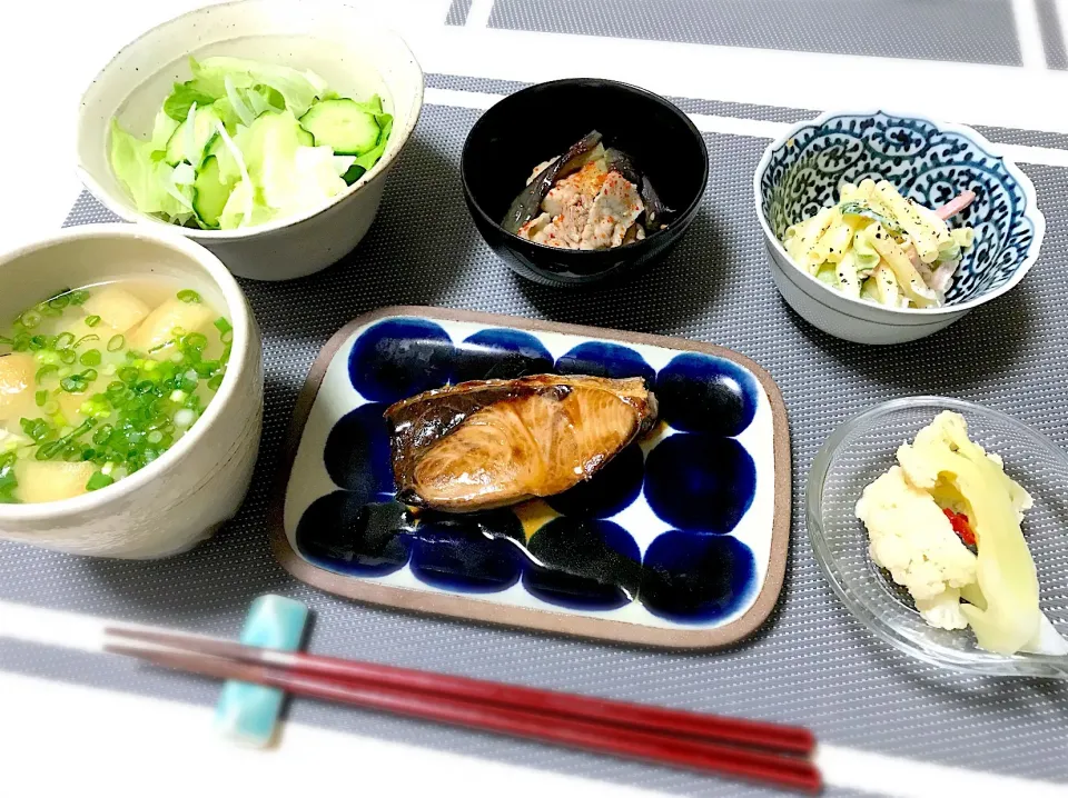 ばんごはん。ぶりポン酢、ナスと豚肉いため、カリフラワーのピクルス。マカロニサラダ。味噌汁。|yukiさん