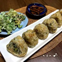 Snapdishの料理写真:nonさんの料理 母の味。天然セリでセリご飯おにぎり。とセリの天ぷら🌿|nonさん