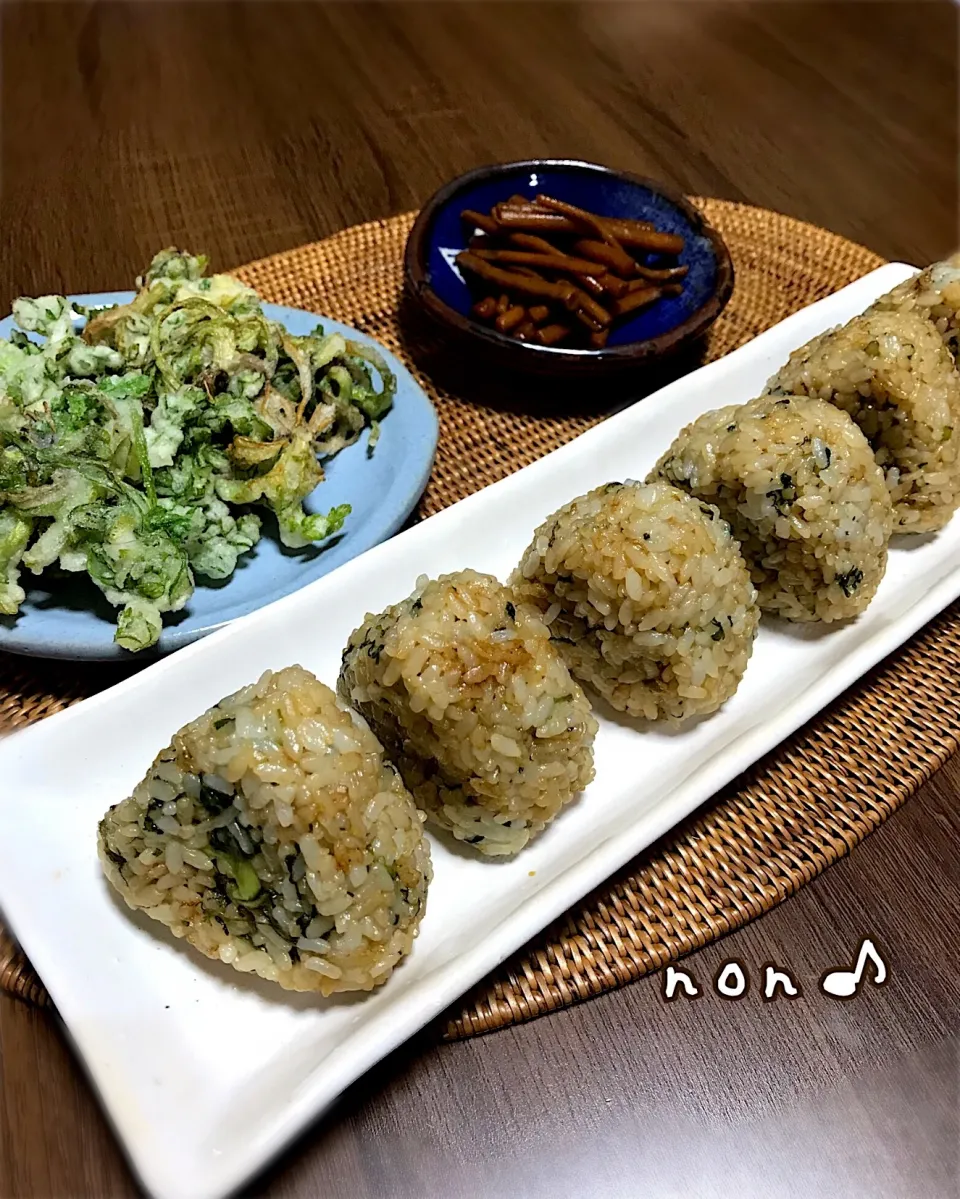 nonさんの料理 母の味。天然セリでセリご飯おにぎり。とセリの天ぷら🌿|nonさん
