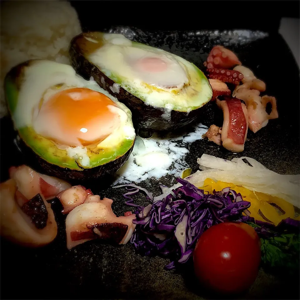 OMさんの料理 Fried egg in avocado 
Octopus garlic stir-fried|佐野未起さん