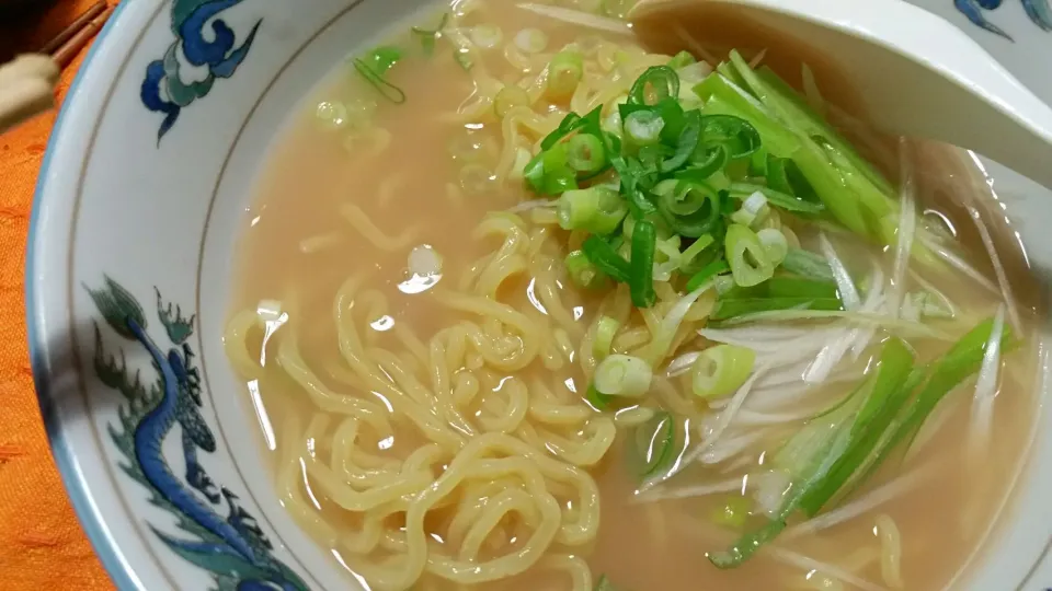 Snapdishの料理写真:11日昼食に自宅ラーメン|こやっこさん