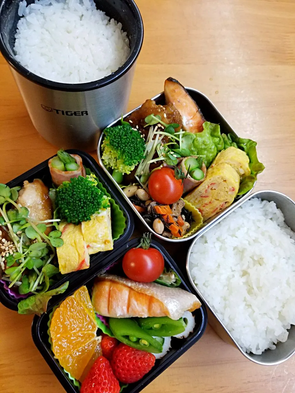 4月13日　カニかま入玉子焼き　焼き鮭　チキンの照り焼き　アスパラベーコン　デコポン　いちご|あけみさん